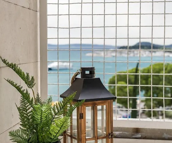 5th Floor Apartment- Harborview アパート